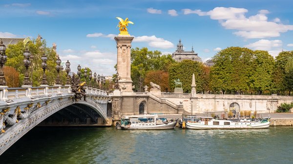 Explorez Paris depuis l'eau : Optez pour une location de péniche